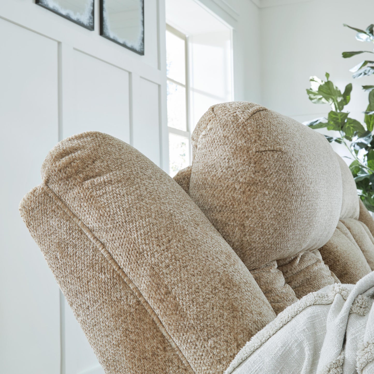Tip-Off PWR REC Sofa with ADJ Headrest