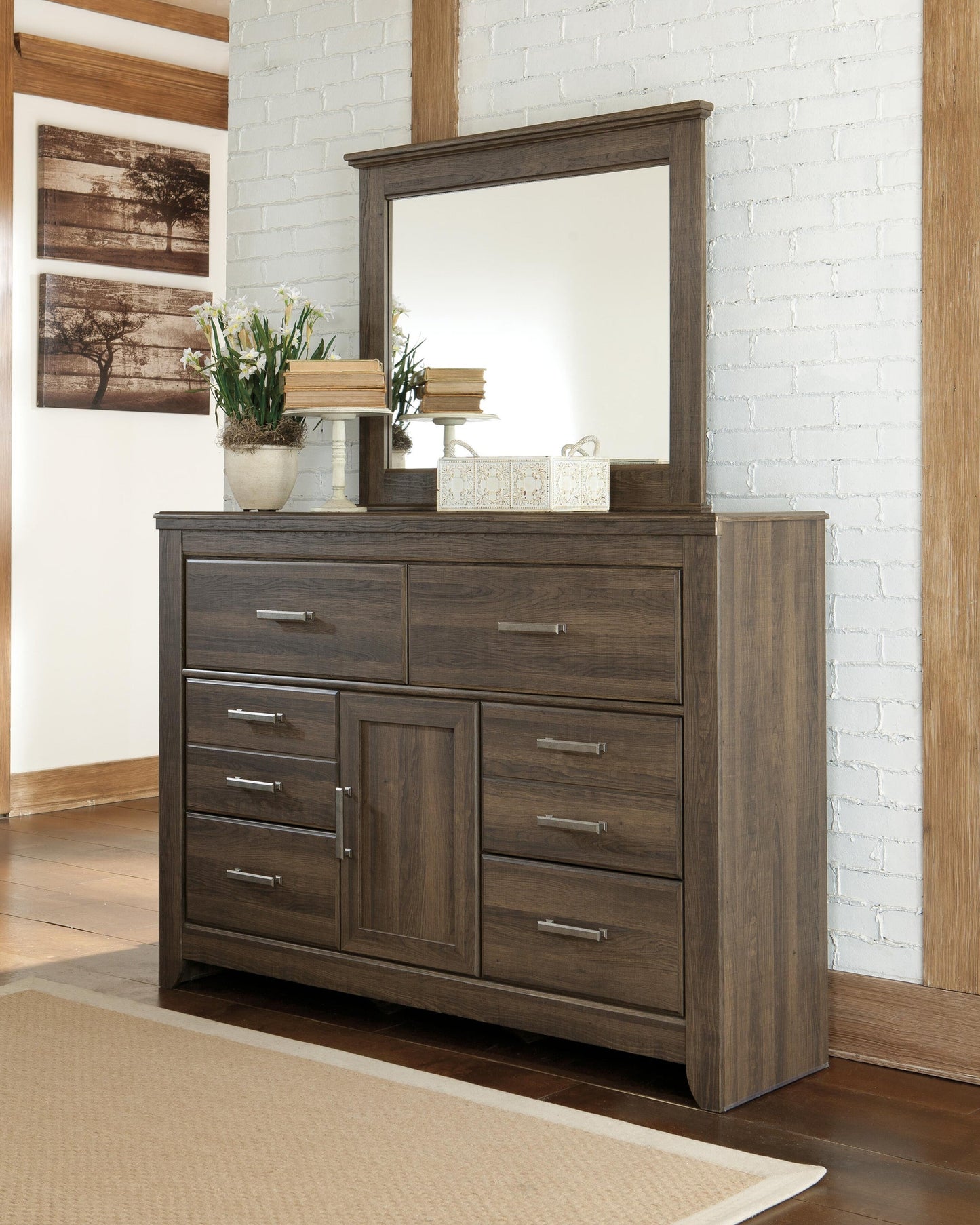 Juararo Queen Poster Bed with Mirrored Dresser